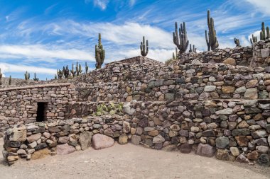 Kolomb öncesi Quebrada de Humahuaca Vadisi, Arjantin Tilcara village yakınındaki Pucara'ya Hisar/kale kalıntıları
