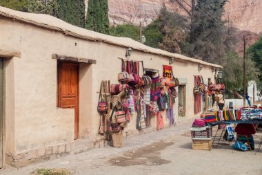 Purmamarca, Arjantin - 11 Nisan 2015: Purmamarca Köyü, Arjantin bir pazarda satışa geleneksel el yapımı ürünler