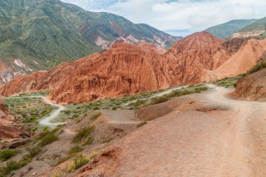 Renkli kaya oluşumları yakınındaki Purmamarca Köyü (Quebrada de Humahuaca Vadisi), Arjantin