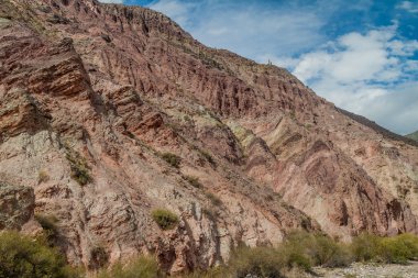 Yakın Purmamarca Köyü (Quebrada de Humahuaca Vadisi), renkli taş Arjantin