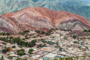 Cerro del los Siete Colores (Hill, yedi renk) üzerinden Purmamarca Köyü (Quebrada de Humahuaca Vadisi), Arjantin