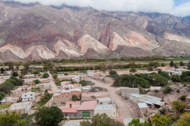 Köy Maimara renkli kayanın altında Paleta del Pintor (ressamın paletini) Quebrada de Humahuaca Vadisi, Arjantin adı.