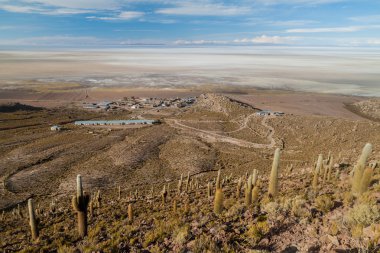 Salar de Uyuni tuz tarafından düz Bolivya'daki Puerto Chuvica köy,.