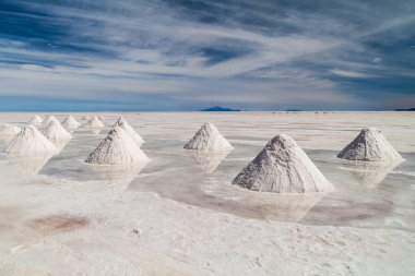 Tuz - tuz çıkarımı alanında dünyanın en büyük en tepelerinde düz Salar de Uyuni Bolivya tuz