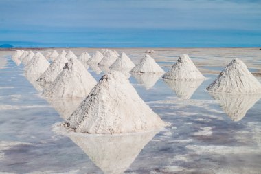 Tuz - tuz çıkarımı alanında dünyanın en büyük en tepelerinde düz Salar de Uyuni Bolivya tuz