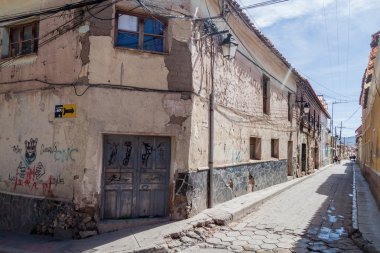 : Potosi, Bolivia - 19 Nisan 2015: Potosi, Bolivya'nın tarihi merkezinde bir sokak görünümünü.