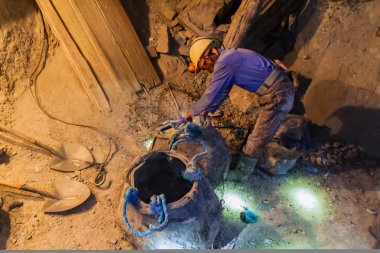 Potosi, Bolivia - 20 Nisan 2015: Bolivya madenci Cerro Rico içinde benim: Potosi, Bolivia içinde çalışır.