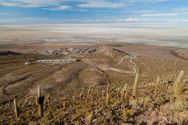 Salar de Uyuni tuz tarafından düz Bolivya'daki Puerto Chuvica köy,.