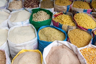 El Alto, Bolivya - 23 Nisan 2015: Farklı türde makarna ve tahıl bir pazarda El Alto, Bolivya