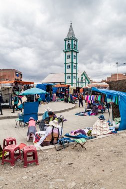 El Alto, Bolivya - 23 Nisan 2015: İnsanlar dükkan bir pazarda El Alto, Bolivya.