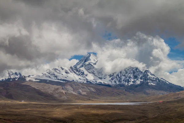 Tepe Huayna Potosi Cordillera Royal Mountain Aralığında Bolivya — Stok fotoğraf