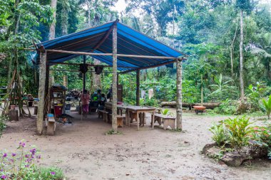 Madidi, Bolivya - 7 Mayıs 2105: Orman kampı Madidi Milli Parkı, Bolivya turistler için