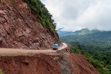 Yungas Dağları, Bolivya dar tehlikeli yol