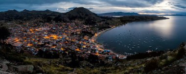 Akşam hava görünümünü Copacabana şehrin üzerinde sahil Titicaca gölü, Bolivya