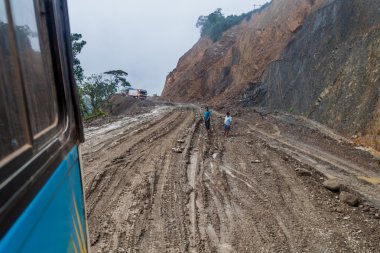 Yungas, Bolivya - 10 Mayıs 2015: Yungas Dağları, Bolivya çamurlu yolda otobüs