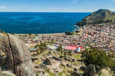 Titicaca gölü, Bolivya'nın kıyısında Copacabana şehrin havadan görünümü