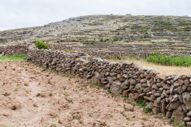 Küçük duvarlı alanları ve Mera Amantani Adası, Titicaca gölü, Peru