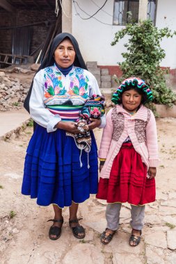 Amantani, Peru - 15 Mayıs 2015: Titicaca Gölü, Peru Amantani adada yaşayan yerli bir aile üyeleri