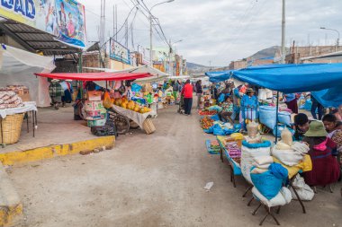 : Puno, Peru - 16 Mayıs 2015: Bir semt pazarı: Puno, Peru görünümünü.
