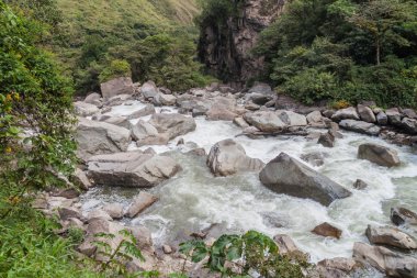 Rapids Urubamba Nehri yakınındaki Aguas Calientes Köyü, Peru