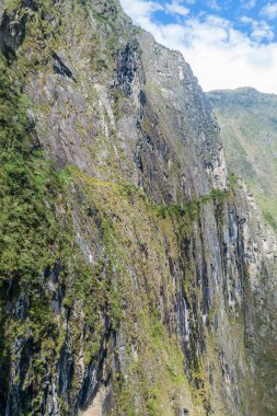 Machu Picchu harabeleri, Peru yakınındaki taş bir duvara oyulmuş Inca iz.
