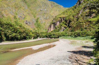 Urubamba Nehri yakınında Aguas Calientes Köyü, Peru