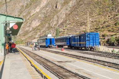 Ollantaytambo, Peru - 20 Mayıs 2015: Peru demiryolu tren istasyonu Ollantaytambo Incas kutsal vadi içinde durur. Machu Picchu Harabeleri yakınında Aguas Calientes doğru tren başkanları.