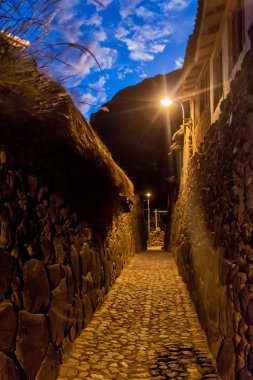 Ollantaytambo, Kutsal Vadi İnkalar, Peru eski sokaklarında gece görünümü