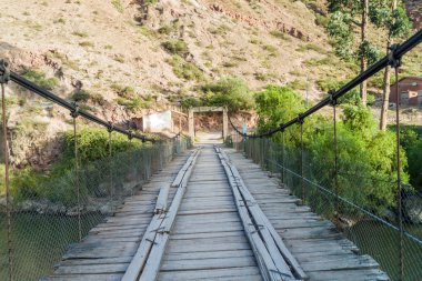 Kutsal Vadi İnkalar, Peru Pichingoto köyde Urubamba Nehri üzerinde köprü