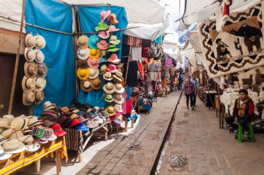 Pisac, Peru - 22 Mayıs 2015: Pisac, kutsal vadi İnkalar, Peru ünlü yerli pazarda.