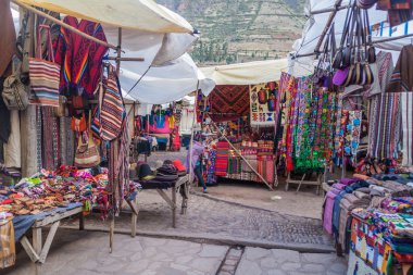 Pisac, Peru - 22 Mayıs 2015: Pisac, kutsal vadi İnkalar, Peru ünlü yerli pazarda.