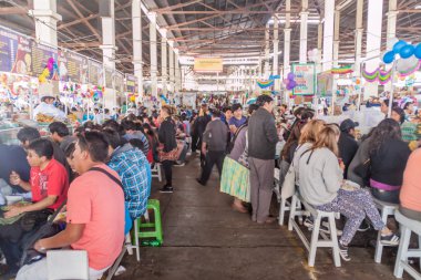 Cuzco, Peru - 23 Mayıs 2015: Gıda tezgahları Mercado San Pedro pazarında Cuzco, Peru.