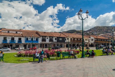 Cuzco, Peru - 23 Mayıs 2015: Plaza de Armas Meydanı Cuzco, Peru astar sömürge evleri.