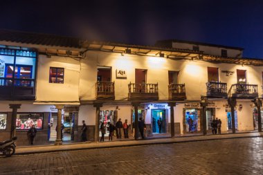 Cuzco, Peru - 23 Mayıs 2015: Plaza de Armas Meydanı Cuzco, Peru, sömürge evleri.