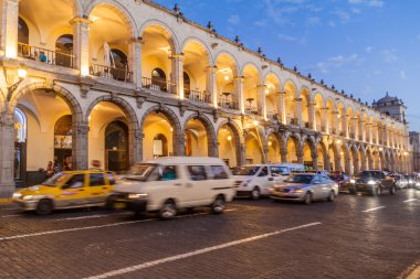 Arequipa, Peru - 26 Mayıs 2015: Colonial evlerin Plaza de Armas Meydanı: Arequipa, Peru