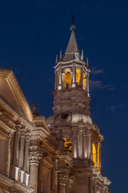 Plaza de Armas Meydanı: Arequipa, Peru bir Katedral Kulesi.