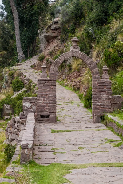 Ścieżki Przez Bramę Wyspie Taquile Jeziorze Titicaca Peru — Zdjęcie stockowe