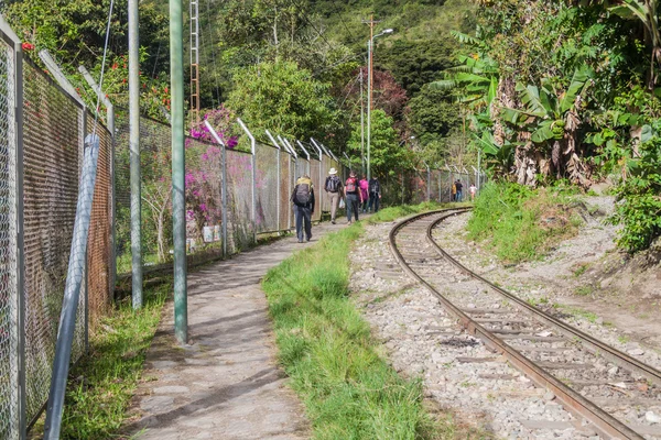 Hidroelectrica Peru Maio 2015 Mochileiros Seguem Trilha Perto Estação Ferroviária — Fotografia de Stock