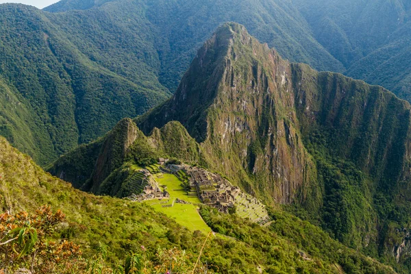 从瓦纳比丘山在背景下 秘鲁的马丘比丘遗址 — 图库照片