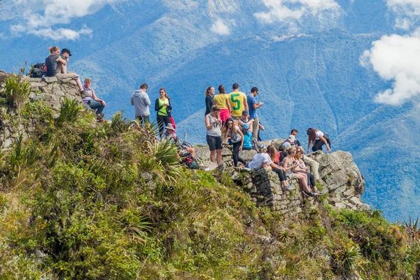 Machu Picchu Peru Maggio 2015 Turisti Sulla Cima Del Monte — Foto Stock