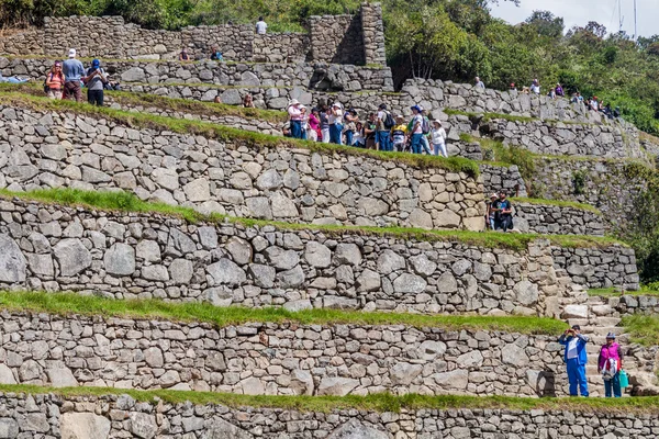 Machu Picchu Peru Maggio 2015 Folle Visitatori Delle Terrazze Agricole — Foto Stock