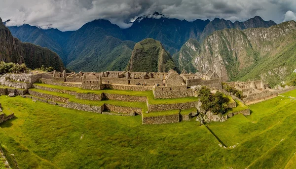 主要广场和墙壁 在秘鲁马丘比丘遗址 — 图库照片