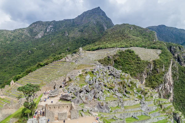 Machu Picchu Peru Maio 2015 Multidões Visitantes Casa Sumo Sacerdote — Fotografia de Stock