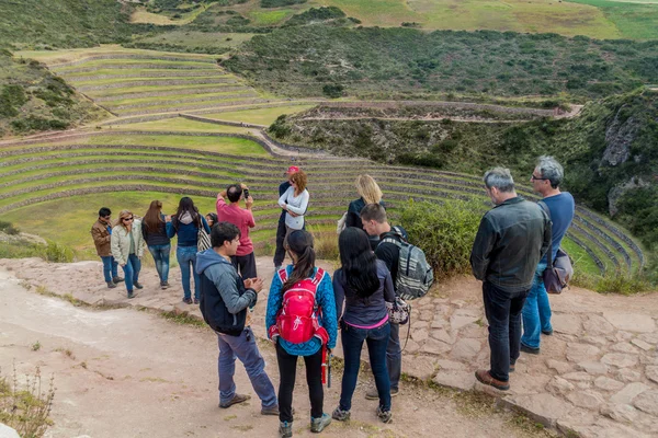 Moray Peru Maggio 2015 Turisti Ammirano Terrazze Agricole Incas Moray — Foto Stock