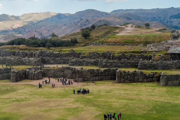 Sacsaywaman Peru Maggio 2015 Turisti Visitano Rovine Inca Sacsaywaman Vicino — Foto Stock