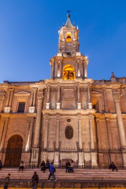: Arequipa, Peru - 29 Mayıs 2015: Plaza de Armas Meydanı: Arequipa, Peru Katedrali'nde.