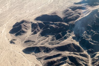Geoglyphs Nazca - ünlü Nazca çizgileri, Peru yakın hava görünümünü. Sol taraftaki küçük astronot rakam mevcuttur.