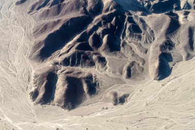 Geoglyphs Nazca - ünlü Nazca çizgileri, Peru yakın hava görünümünü. En altta küçük astronot rakam mevcuttur.