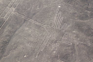 Geoglyphs Nazca - ünlü Nazca çizgileri, Peru yakın hava görünümünü. Ortasında, sinek kuşu figürü mevcuttur