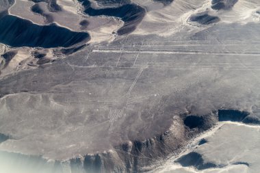 Geoglyphs Nazca - ünlü Nazca çizgileri, Peru yakın hava görünümünü. Ortasında, sinek kuşu figürü mevcuttur.
